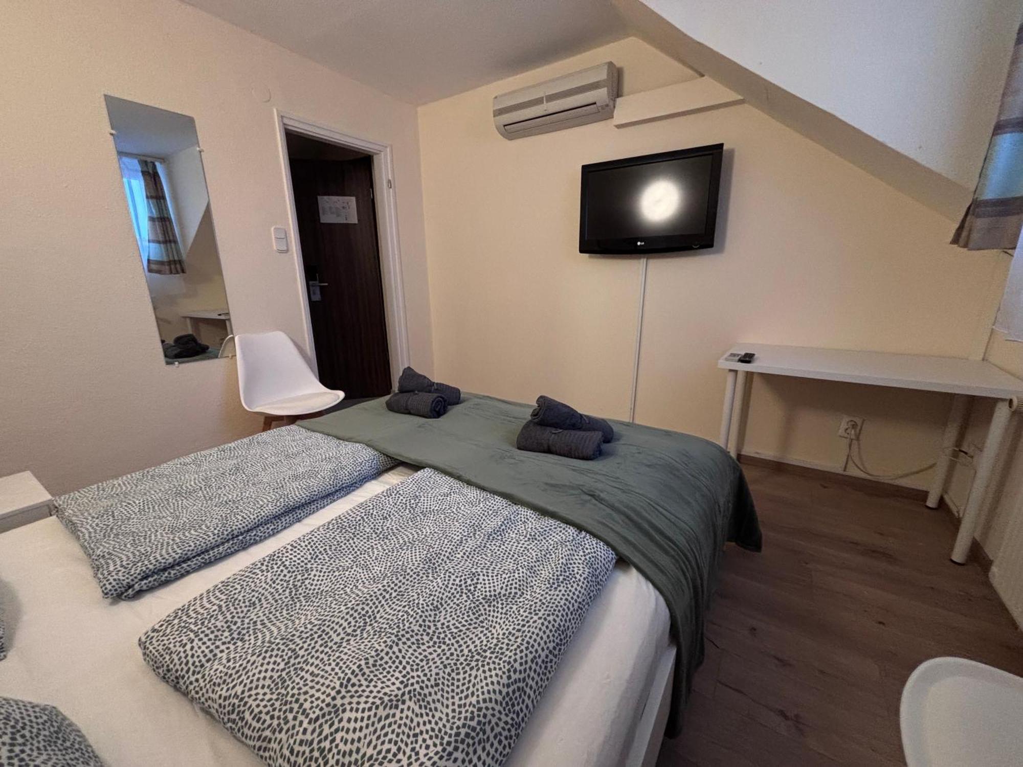 Airportmax Panzio Bed and Breakfast Vecsés Buitenkant foto